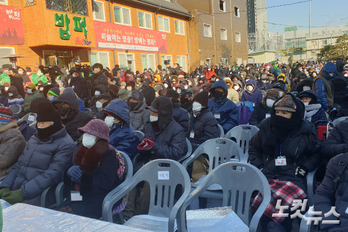 24일 서울 동대문구 밥퍼나눔운동본부에서 열린 35번 째 거리 성탄 예배 참석자들.