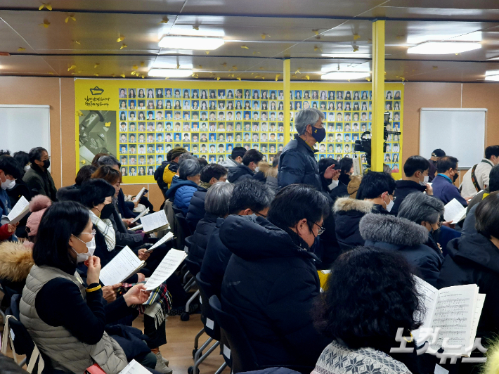 4.16가족과 함께하는 성탄예배에는 세월호참사를 기억하며 연대하는 그리스도인 200여 명이 함께 했다.