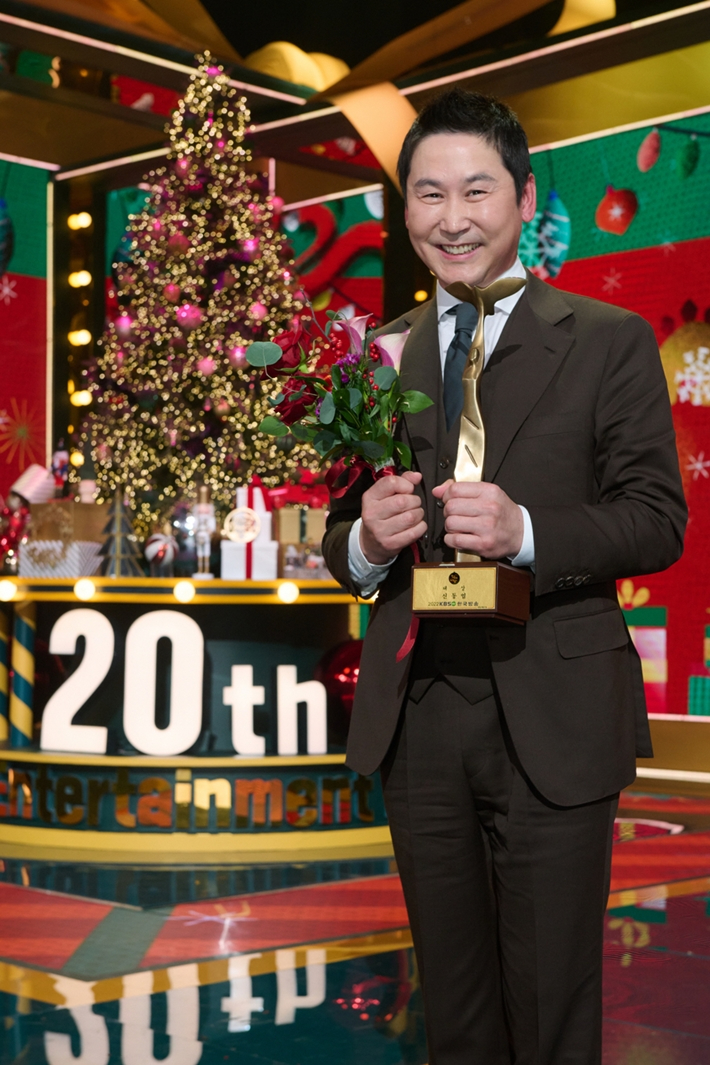 '2022 KBS 연예대상'에서 대상을 받은 방송인 신동엽. KBS 제공