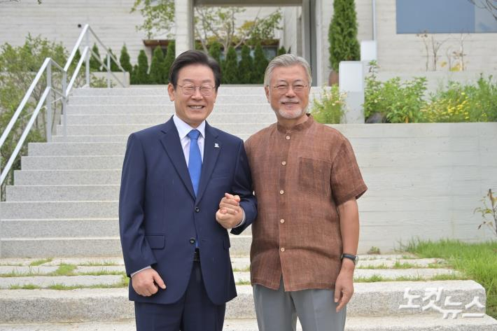 지난 8월 경남 양산시 하북면 평산마을 사저에서 더불어민주당 이재명 대표가 문재인 전 대통령과 기념촬영하는 모습. 더불어민주당 제공