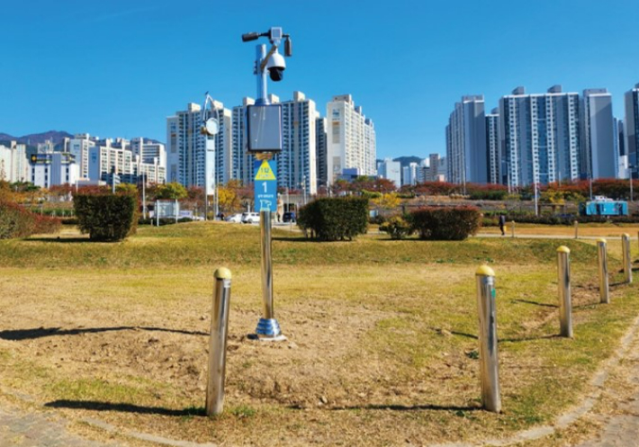 부산 사상구 삼락생태공원에 이달 초 새로 설치된 CCTV와 범죄안심구역. 부산지방경찰청 제공 