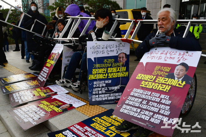 전국장애인차별철폐연대(전장연) 회원들이 6일 서울 여의도 국회 의원회관 앞에서 장애인 권리예산 보장을 촉구하며 시위를 벌이고 있다. 윤창원 기자