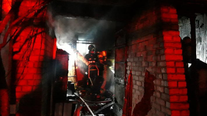 25일 오전 2시 15분쯤 부산 금정구의 한 단독주택에서 불이 나 거주하던 80대 부부가 숨지고, 불을 끄던 소방관 3명이 다쳤다. 부산소방재난본부 제공