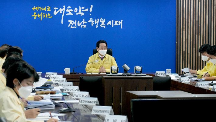 김영록 전남지사는 26일 대설·한파피해상황 보고회의를 열어 신속한 복구와 철저한 피해조사를 당부했다. 전라남도 제공 