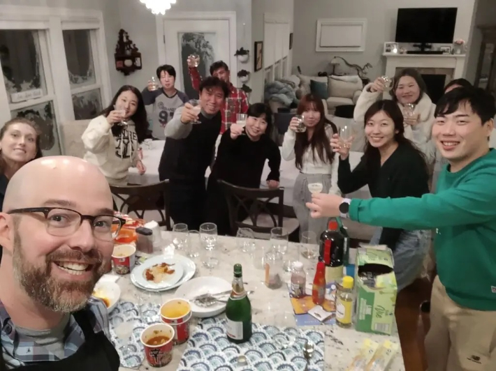 24일 저녁 캠파냐(왼쪽)씨 집에서 저녁을 들고 있는 한국인 관광객들. 뉴욕타임스 캡처
