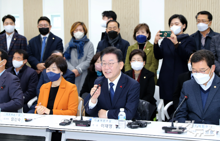 이재명 더불어민주당 대표가 여수국가산단 기업인 현장 간담회에서 모두 발언을 하고 있다. 최창민 기자