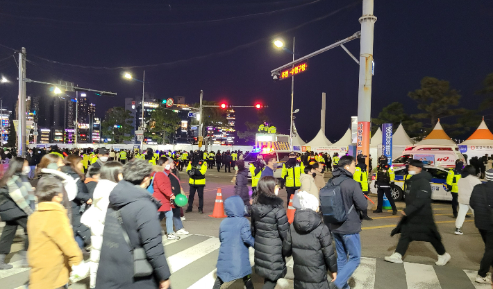 지난 17일 광안리해수욕장에서 열린 부산불꽃축제에서 경찰이 인파 관리에 나서고 있다. 부산지방경찰청 제공