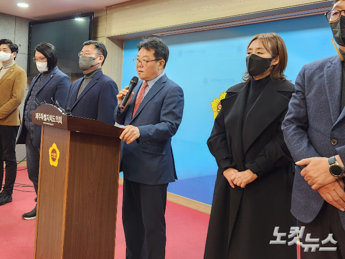 국민의힘 제주도당이 27일 도의회 도민카페에서 기자회견을 열어 제주 핵무기 배치 문건은 지라시라고 밝혔다. 이인 기자