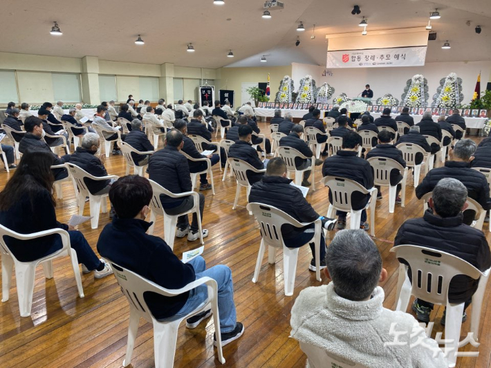 구세군이 서울시로부터 위탁받아 운영하고 있는 은평의마을이 27일 오후 올해 사망한 무의탁 노숙인 31명에 대한 합동 추모예배를 드렸다. 