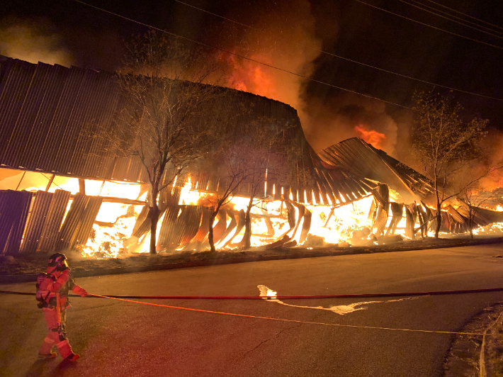 27일 오전 0시 10분쯤 강원 양양군의 한 생활폐기물 매립시설에서 발생한 불이 18시간이 넘도록 이어지면 소방당국이 진화에 애를 먹고 있다. 강원도소방본부 제공