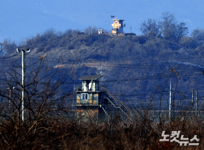 북한 무인기가 지난 26일 우리 영공을 5시간이나 침범해 경기 파주·김포 일대와 서울 상공까지 침투한 것으로 확인돼 안보 태세에 구멍이 뚫렸다는 지적이 나오고 있다. 합동참모본부는 북한 무인기 5대 중 한 대는 경기도 파주 민가를 넘어 서울 북부 상공까지 비행한 후 북측으로 되돌아갔다고 밝혔다. 사진은 27일 오후 경기도 파주시 접경지역에서 겹쳐 보인 남북 초소의 모습. 황진환 기자