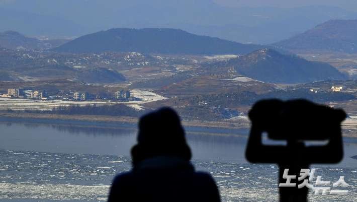 북한 무인기가 지난 26일 우리 영공을 5시간이나 침범해 경기 파주·김포 일대와 서울 상공까지 침투한 것으로 확인돼 안보 태세에 구멍이 뚫렸다는 지적이 나오고 있다. 합동참모본부는 북한 무인기 5대 중 한 대는 경기도 파주 민가를 넘어 서울 북부 상공까지 비행한 후 북측으로 되돌아갔다고 밝혔다. 사진은 27일 오후 경기 파주 오두산 통일전망대에서 바라본 북한 황해북도 개풍군 일대 모습. 황진환 기자