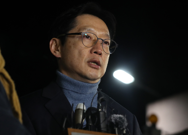 댓글 여론조작 혐의로 2021년 7월 26일 구속된 김경수 전 경남지사가 28일 경남 창원시 마산회원구 창원교도소에서 특별사면으로 출소하며 발언하고 있다. 연합뉴스