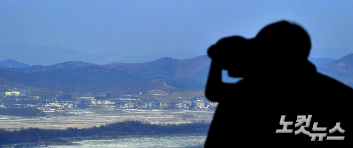 북한 무인기가 지난 26일 우리 영공을 5시간이나 침범해 경기 파주·김포 일대와 서울 상공까지 침투한 것으로 확인돼 안보 태세에 구멍이 뚫렸다는 지적이 나오고 있다. 합동참모본부는 북한 무인기 5대 중 한 대는 경기도 파주 민가를 넘어 서울 북부 상공까지 비행한 후 북측으로 되돌아갔다고 밝혔다. 사진은 27일 오후 경기 파주 오두산 통일전망대에서 바라본 북한 황해북도 개풍군 일대 모습. 황진환 기자