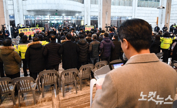 28일 오전 서울 마포구 상암 월드컵경기장 리셉션홀에서 열린 서울시 신규 광역자원회수시설 주민설명회가 마포구 소각장을 반대하는 주민들의 항의 속에 진행되고 있다. 류영주 기자