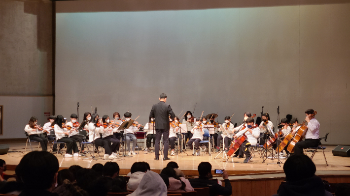 행사에는 포항YMCA 청소년 합창단원과 오케스트라 등 70여명이 참여했다. 포항YMCA 제공