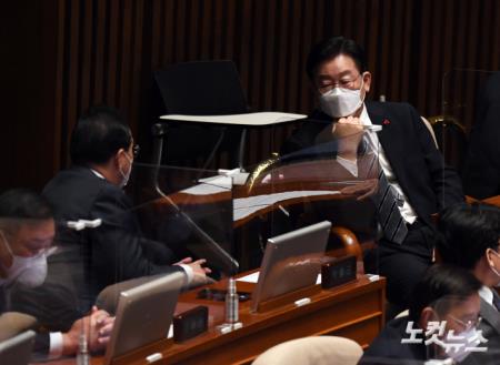 본회의 참석한 이재명-박홍근