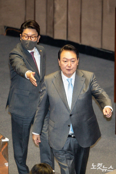 지난 5월 윤석열 대통령이 서울 여의도 국회 본회의장에서 시정연설을 마친 뒤 권성동 의원의 안내를 받고 있다. 박종민 기자