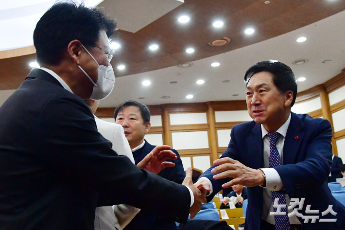 국민의힘 장제원 의원과 김기현 의원(오른쪽)이 지난 21일 서울 여의도 국회 의원회관에서 열린 '국민공감' 두 번째 공부모임에 참석하며 인사를 하고 있다. 윤창원 기자