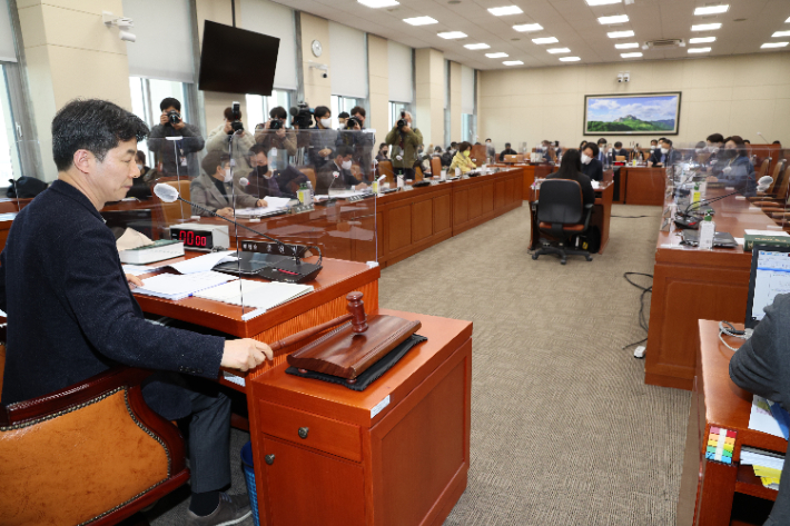 지난 26일 국회에서 열린 환경노동위원회 고용노동법안심사소위원회에서 윤건영 위원장 직무대리가 의사봉을 두드리는 모습. 연합뉴스