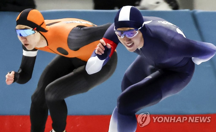 Cha Min-gyu (à esquerda) e Kim Jun-ho (Gangwon District Office), que conquistaram o primeiro lugar na 49ª Competição Nacional de Patinação de Velocidade Masculina e Feminina. Yonhap News