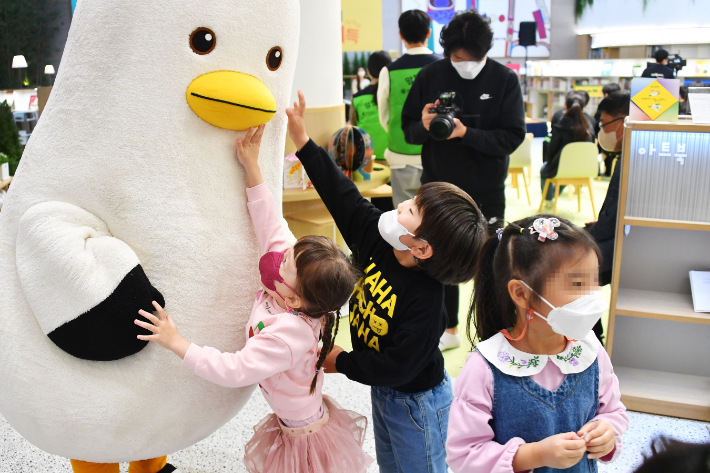 부산시는 29일 오전 시청 의전실에서 인구구조 변화 대응 강화를 위해 대통령 직속 저출산·고령사회위원회, 시의회와 업무협약식을 맺는다. 어린이 복합문화공간 들락날락 모습. 부산시 제공