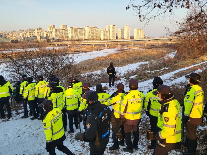 택시기사·동거녀 살인 사건 관련 수색 현장. 연합뉴스