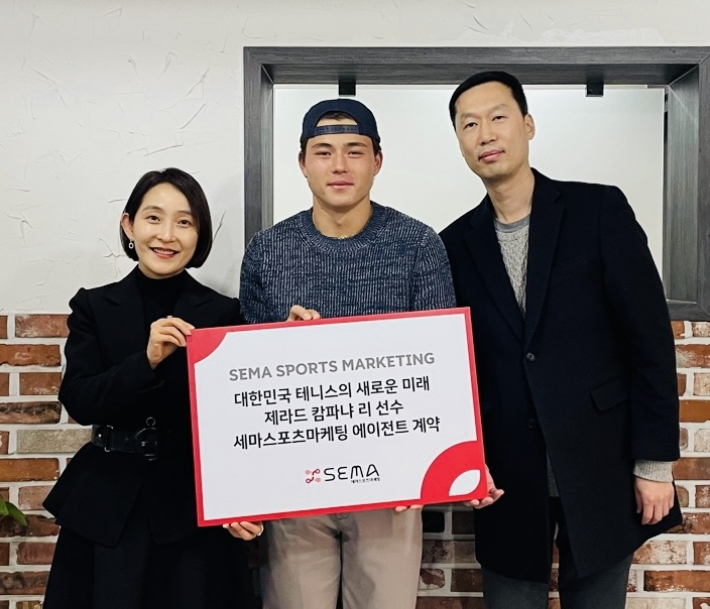 한국 남자 테니스 유망주 캄파냐 리(가운데)가 29일 세마스포츠마케팅 홍미영 전무(왼쪽), 오승언 부장과 에이전트 계약을 맺고 기념 촬영을 하고 있다. 세마스포츠마케팅