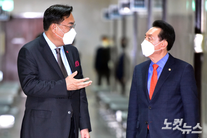 국민의힘 정진석 비대위원장(왼쪽)과 김석기 사무총장. 윤창원 기자