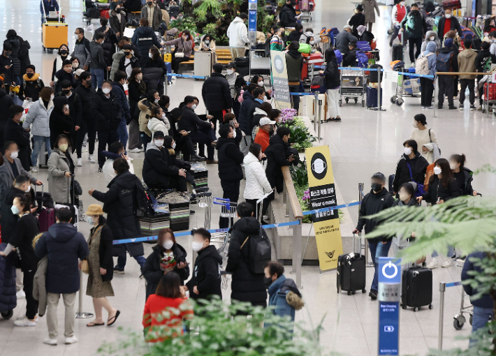 인천국제공항 제1터미널에서 이용객이 입국장으로 나오는 모습. 연합뉴스