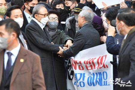 김윤옥 여사와 논현동 사저 도착한 이명박 전 대통령