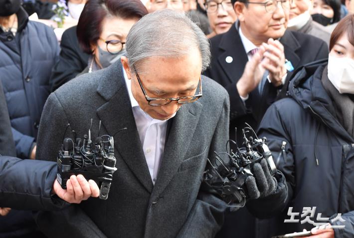 이명박 전 대통령 "국민께 심려끼쳐 대단히 송구"