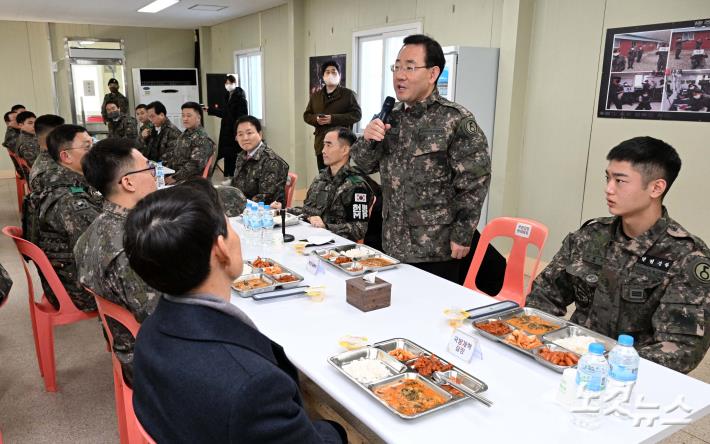 주호영 국민의힘 원내대표가 30일 강원도 연천군 5사단 수색대대 식당에서 장병들에게 인사말을 하고 있다.