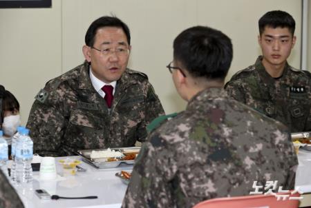 국민의힘 주호영 원내대표가 30일 오후 경기 연천군 육군 제5보병사단 수색대대 식당에서 장병들과 대화를 나누고 있다.