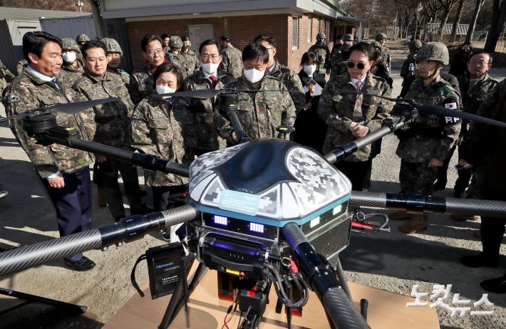 국민의힘 주호영 원내대표가 30일 오후 경기 연천군 육군 제5보병사단 수색대대에서 소총조준사격드론을 살펴보고 있다.