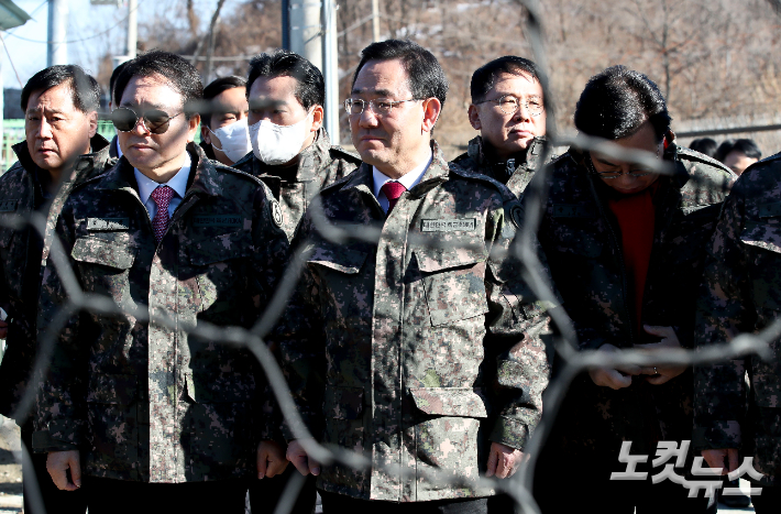 국민의힘 주호영 원내대표 등 지도부가 30일 오후 경기 연천군 육군 제5보병사단 독수리여단 철권대대 C중대를 찾아 과학화 경계시스템 장비들에 대한 브리핑을 받고 있다. 국회사진취재단