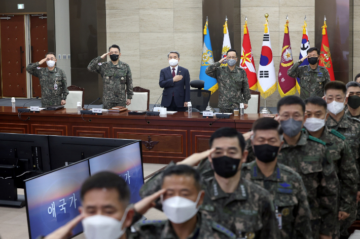 이종섭 국방부 장관이 지난 21일 서울 용산구 국방부 청사에서 열린 2022년 후반기 전군주요지휘관회의에서 국기에 대한 경례를 하고 있다. 국방부 제공 