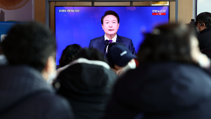1일 오전 서울역 대합실에서 시민들이 윤석열 대통령의 2023년 신년사 방송을 시청하고 있다. 연합뉴스