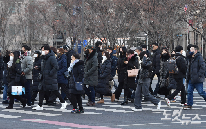 2023년 새해 첫 출근일인 2일 오전 서울 종로구 광화문네거리에서 두꺼운 옷차림의 시민들이 발걸음을 옮기고 있다. 류영주 기자