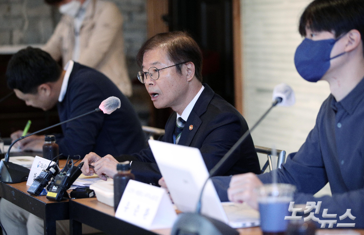지난 9월 이정식 고용노동부 장관이 서울 중구 정동 1928아트센터에서 열린 MZ세대 노조 간담회를 주재하는 모습. 류영주 기자