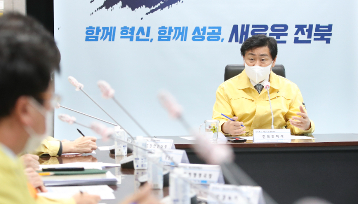 지난 12월 22일 김관영 전북도지사가 재난안전대책본부에서 폭설 한파에 대비한 대책 회의를 갖고 있다(자료사진). 전라북도