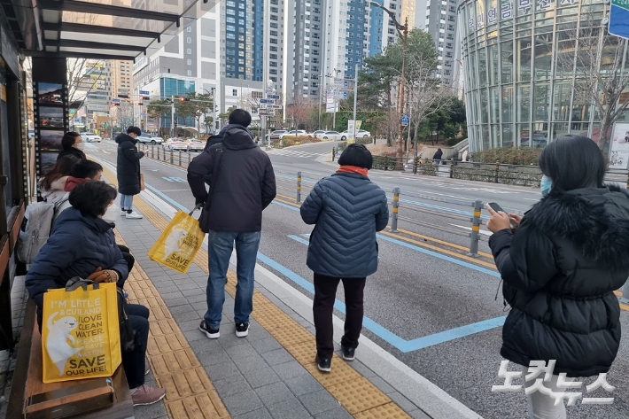 2023년 계묘년 첫 출근을 위해 버스를 기다리는 시민들. 송호재 기자