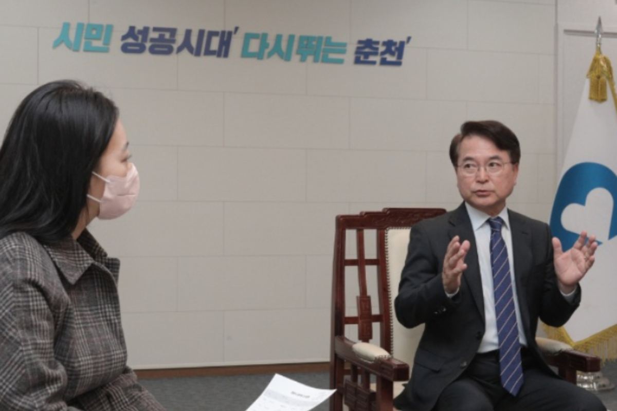  강원CBS는 2023년 계묘년 새해를 맞아 육동한 춘천시장과 신년인터뷰를 진행했다. 춘천시청 제공