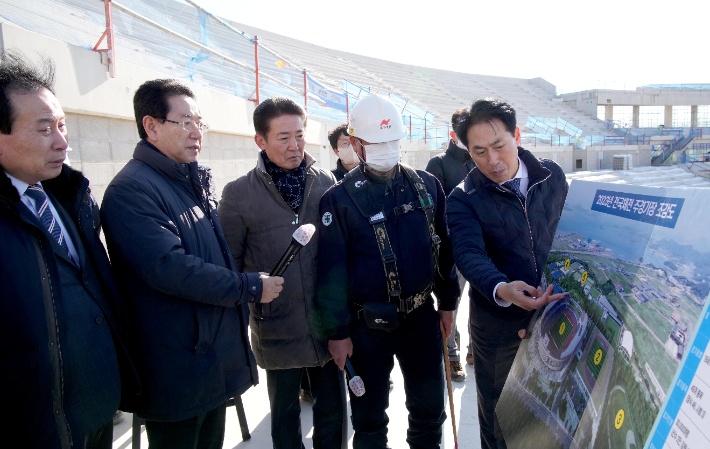 김영록 전남지사는 2일 건설중인 전국체전 주경기장을 찾아 차질없는 준공을 당부했다. 전라남도 제공 