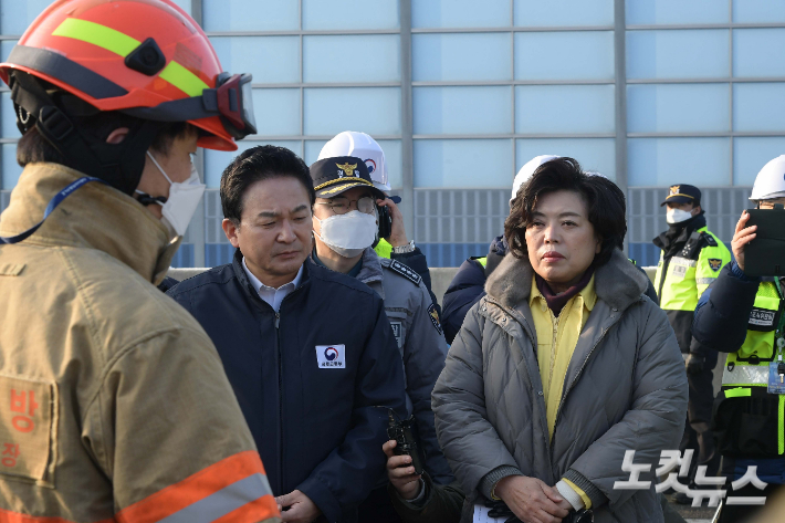 지난달 30일 원희룡 국토교통부 장관과 신계용 과천시장이 제2경인고속도로 경기 과천시 구간에서 발생(29일)한 방음터널 화재 현장에서 보고를 받고 있다. 과천=박종민 기자