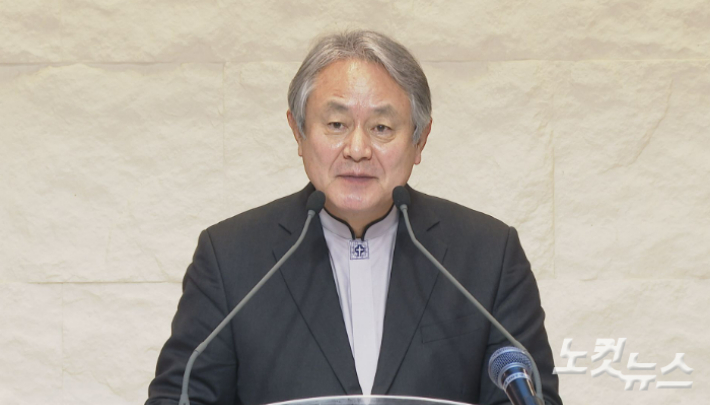 한국기독교교회협의회 이홍정 총무가 신년예배 참석자들을 향해 2023년 새해 인사를 건네고 있다.