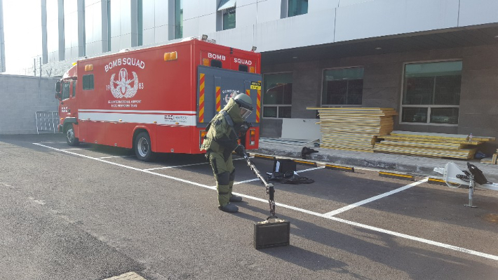폭발물처리반 대원이 폭발 의심물을 처리하고 있다. 한국공항공사 제주지역본부 제공