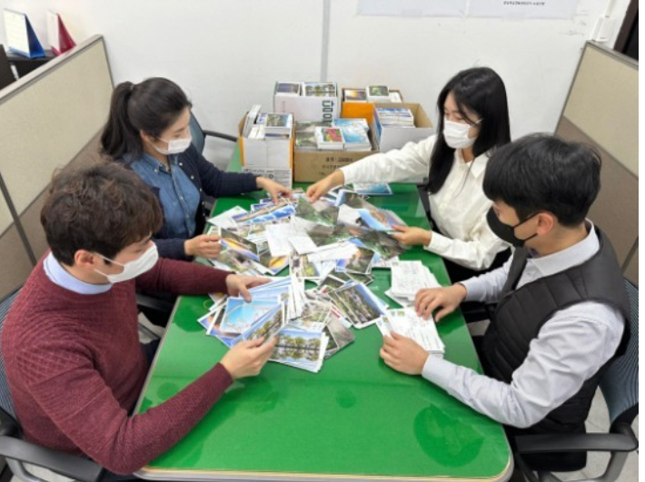 공사 직원들이 국내외로 발송될 엽서를 분류하고 있다. 경북문화관광공사 제공