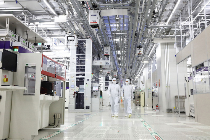 삼성전자 평택캠퍼스에서 연구원들이 반도체 라인을 둘러보고 있다. 삼성전자 제공