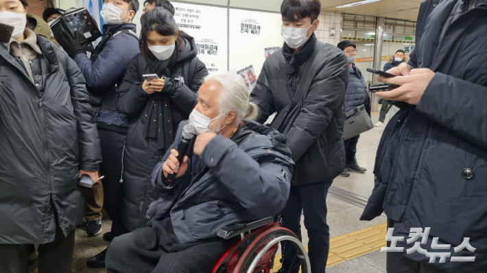 박경석 전장연 이사장이 3일 오후 12시쯤 서울 지하철 4호선 삼각지역 앞에서 발언을 이어나가고 있다. 양형욱 기자